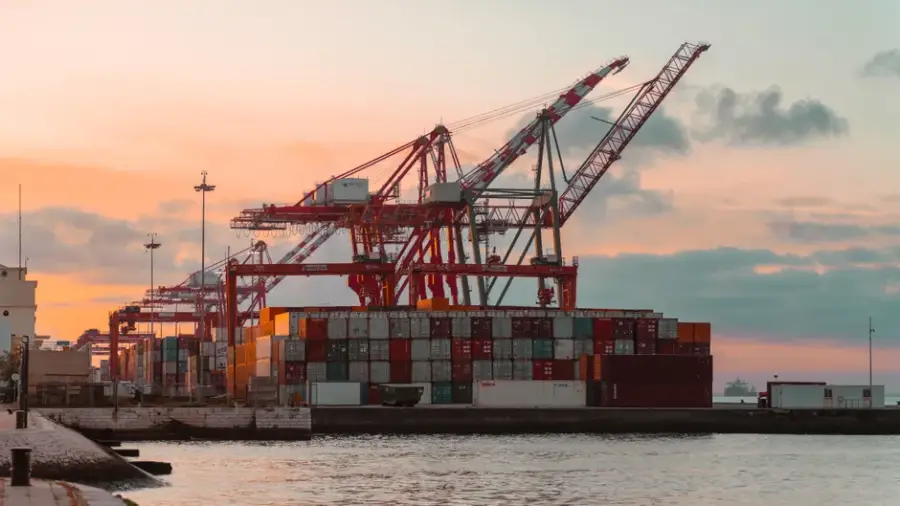 China propone controles de exportación para 40 tecnologías de IA, biotecnología y solar