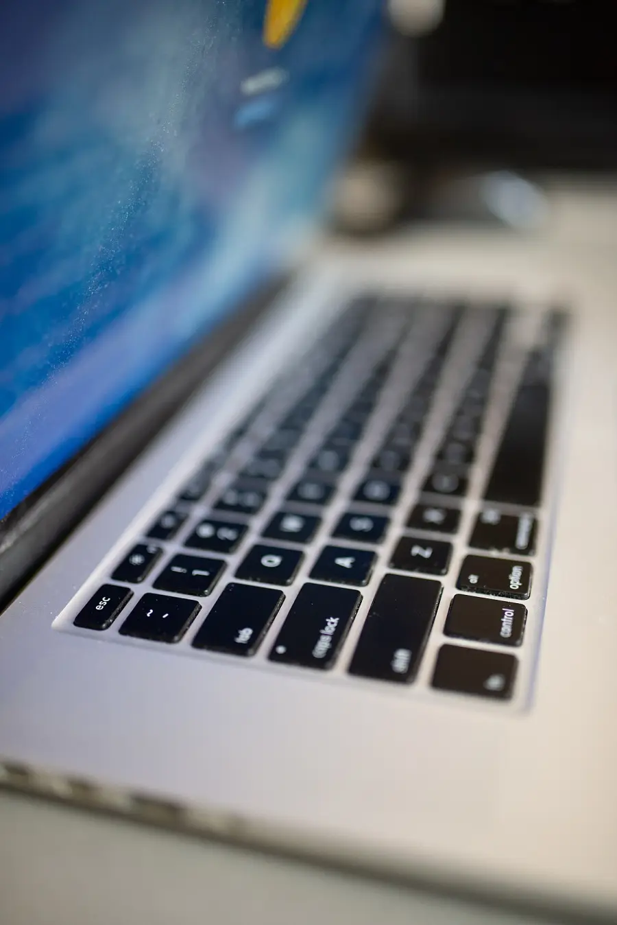 Fotografía de archivo que ilustra: Ejecutar el modelo Qwen de 397B localmente en MacBook usando técnicas de Apple