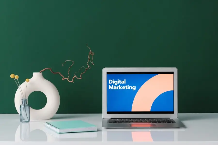 OpenAI presenta nuevas experiencias publicitarias con IA, incluidos 'Sponsored Agents' e integraciones con HubSpot y Shopify
