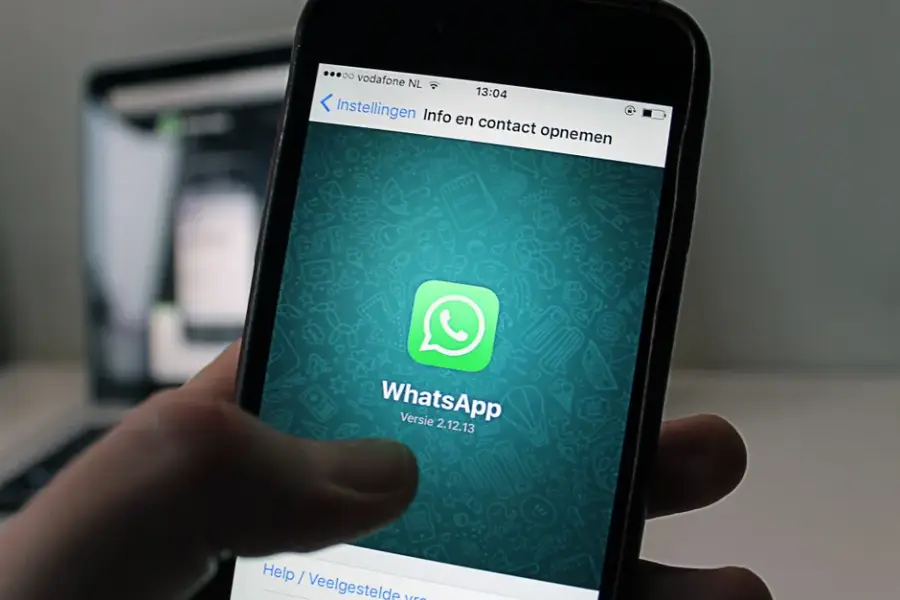 Instinct lleva su agente de IA a chats grupales incluso con amigos sin cuenta