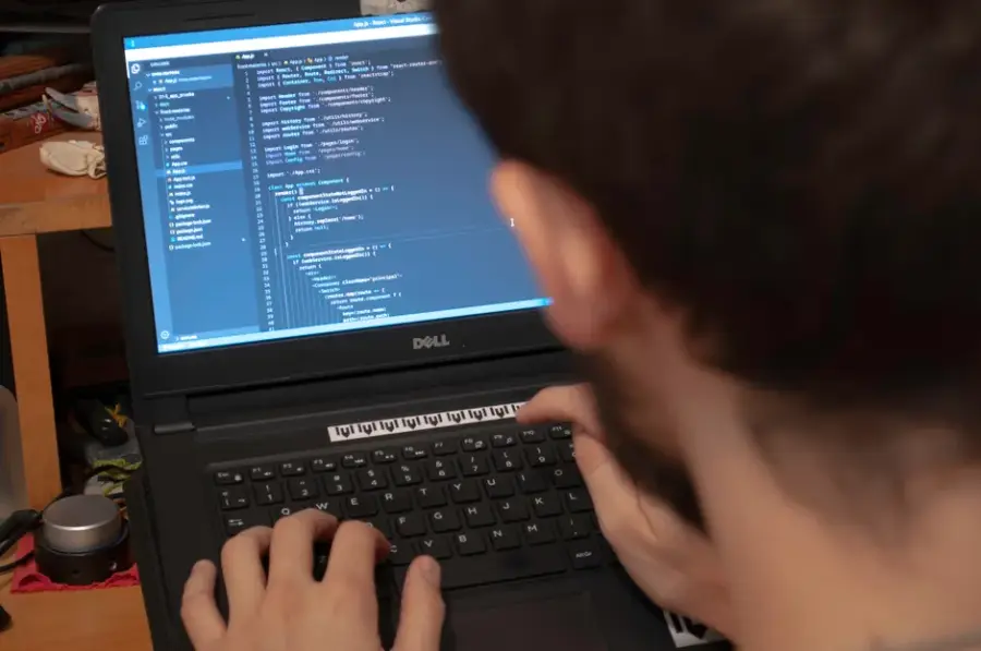 Fotografía de archivo que ilustra: Agentes IA en 2025: adopción rápida en programación, pero lenta en otros sectores