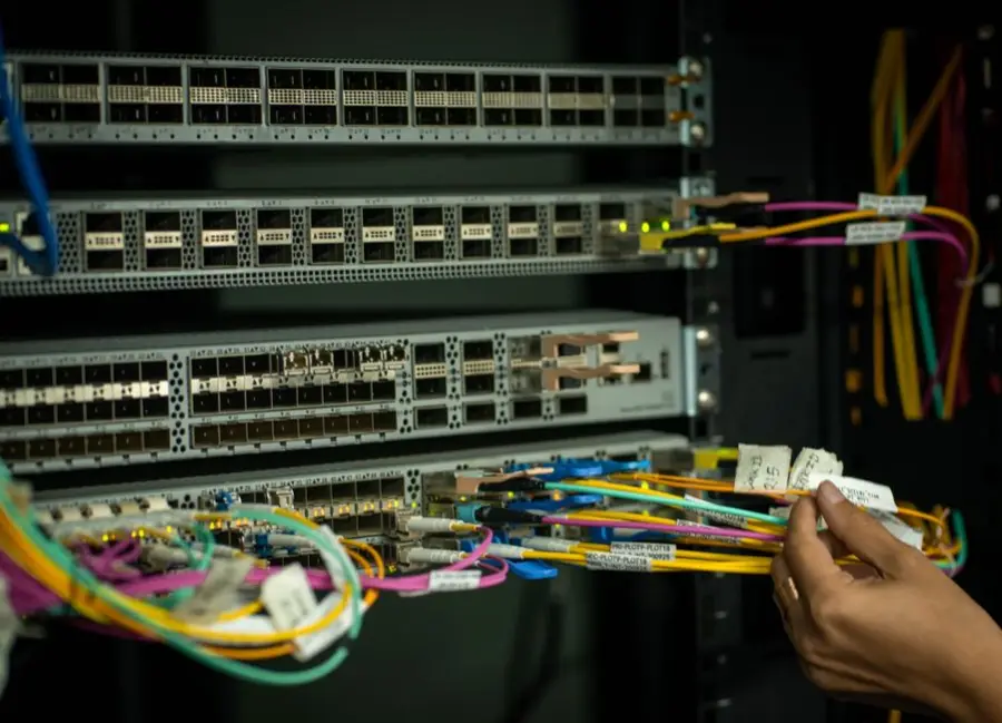 Dario Amodei pide frenar el ritmo de la IA ante riesgo de que tome el control de internet en 6-12 meses