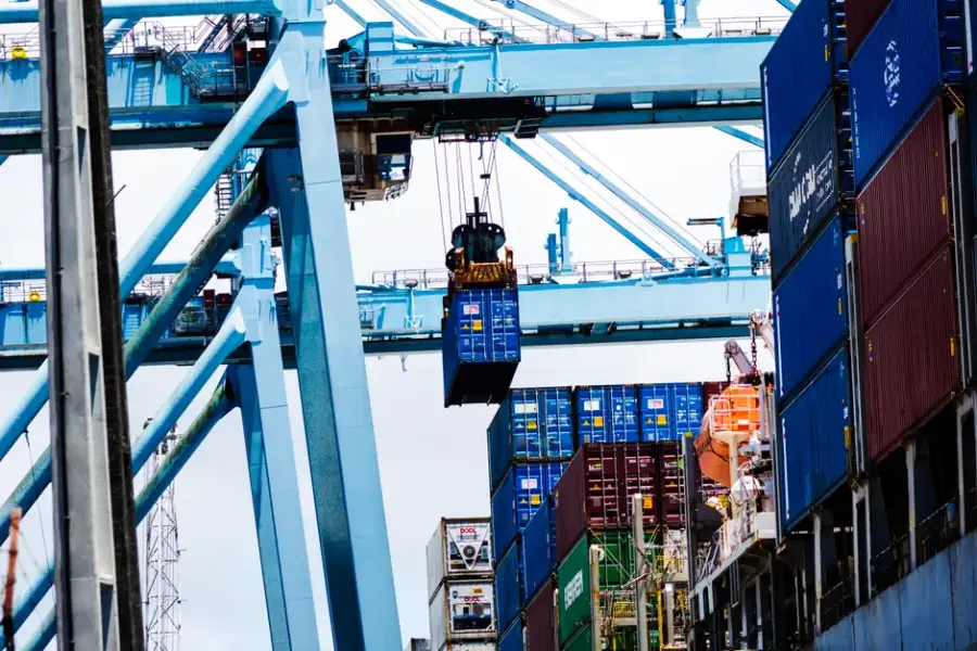 China plantea restringir la exportación de 23 tecnologías de IA, como pesos de modelos y código