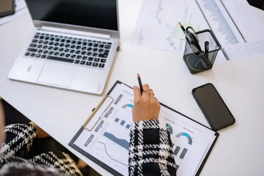 La startup LLM Pulse mide cómo los modelos de IA recomiendan las marcas y ya tiene clientes en más de 50 países