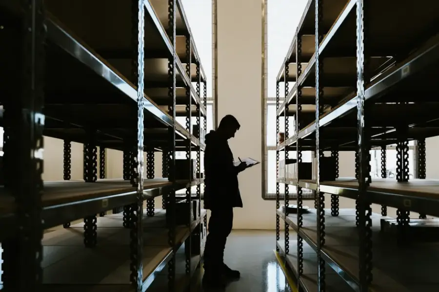 Amazon recorta cerca de 1.000 empleos mientras invierte 220.000 millones en infraestructura de IA