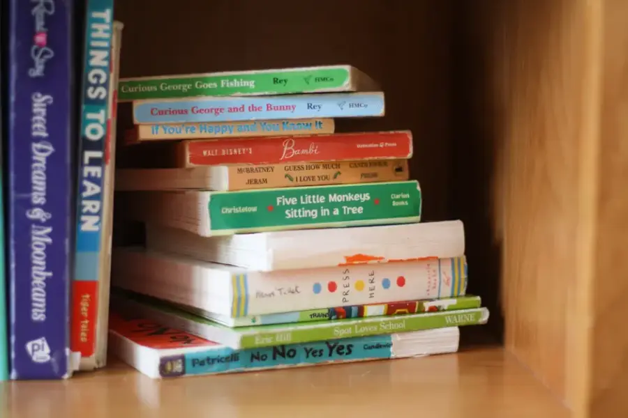 Editoriales de libros infantiles personalizados con IA generan ventas millonarias pese a críticas literarias