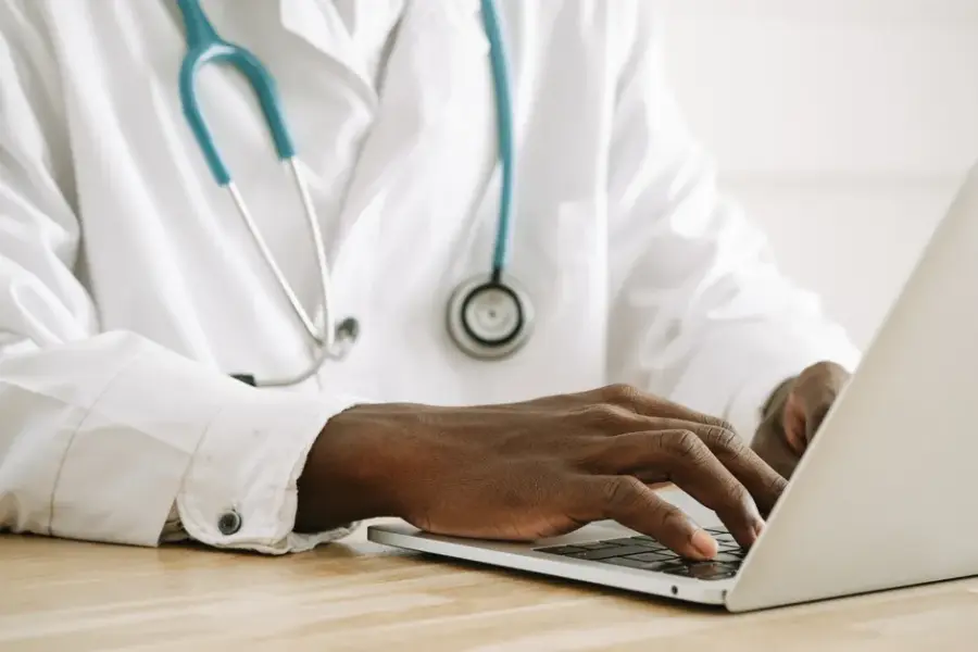 Fotografía de archivo que ilustra: CrowdStrike documenta ciberataques con agentes de IA contra al menos 15 entidades de salud argentinas