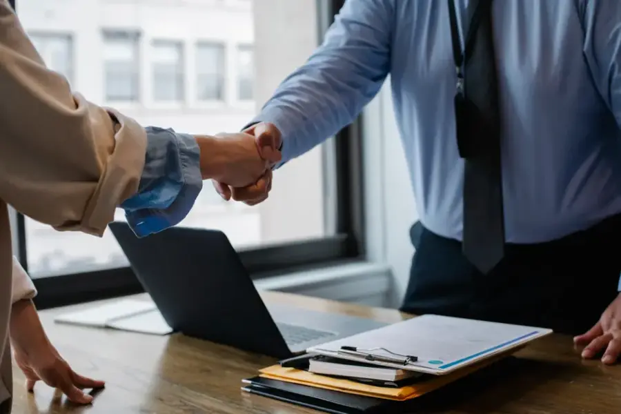 McKinsey pondrá a candidatos a conversar con un cliente simulado por IA en sus entrevistas