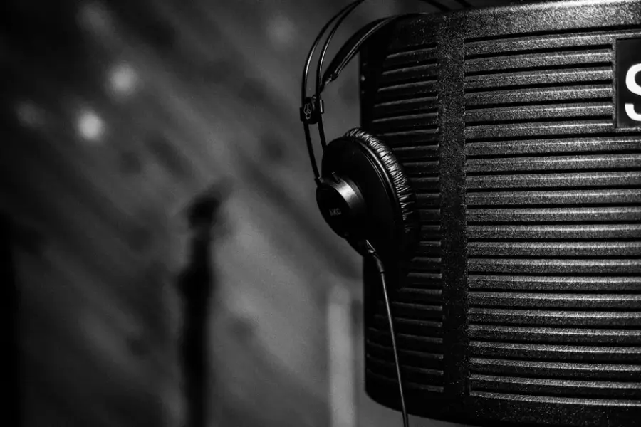Condena en EEUU por fraude de regalías con música generada por IA y reproducciones falsas