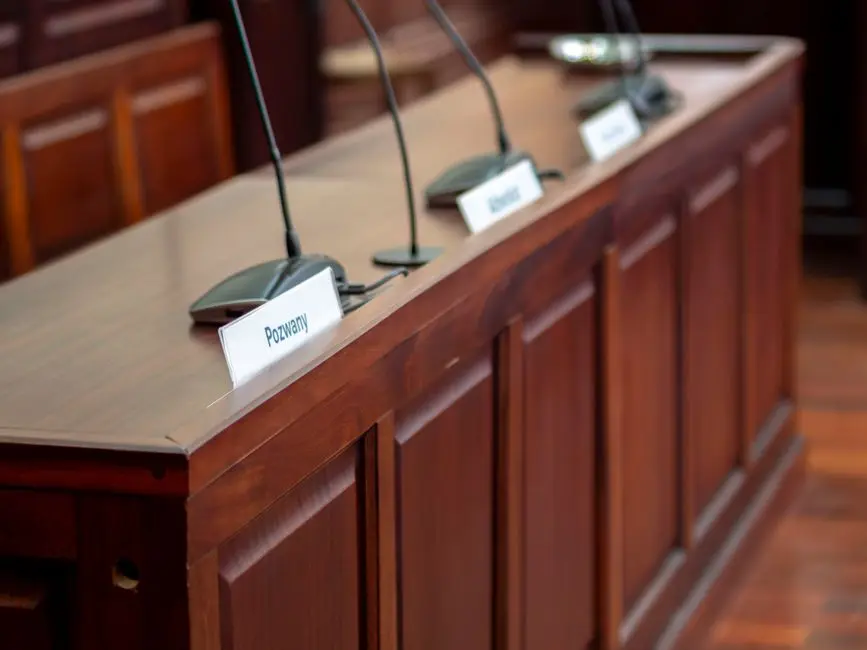Reino Unido invertirá 12 millones en IA para juzgados: transcripción y automatización de casos