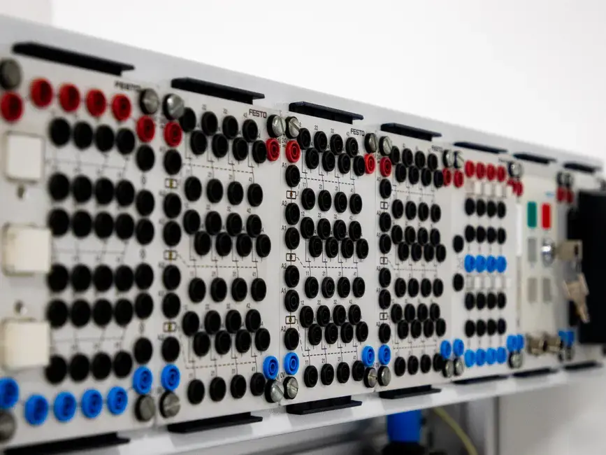 HPE prevé superar 3.000 millones en pedidos de redes de IA para 2026