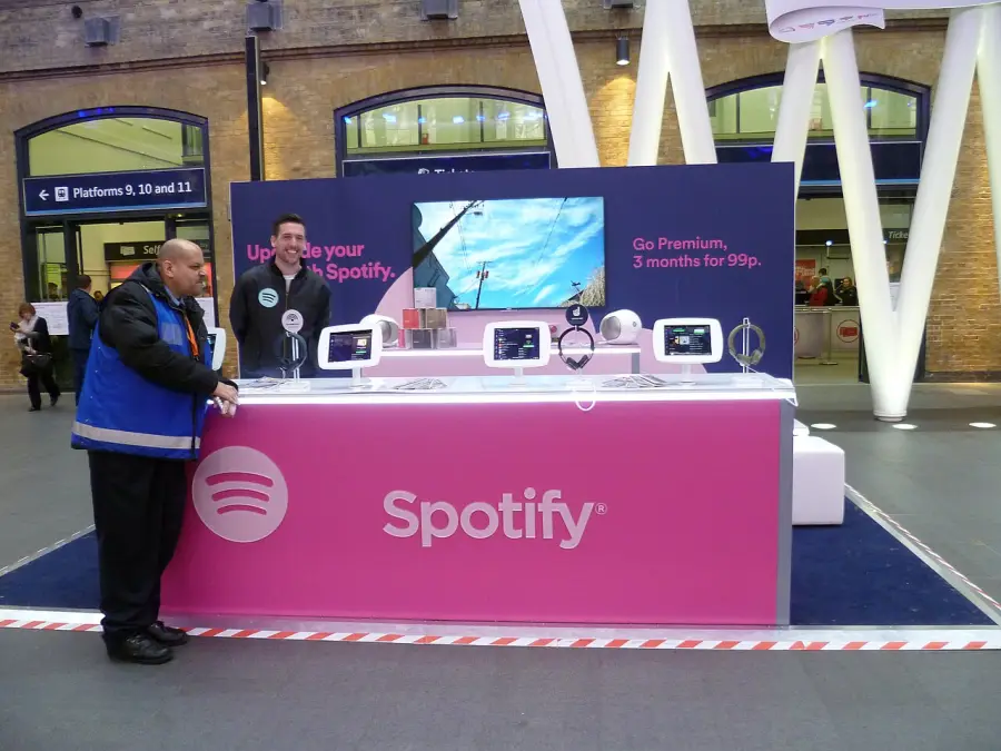 Un experimento periodístico revela cómo música generada con IA suplanta a artistas reales en Spotify