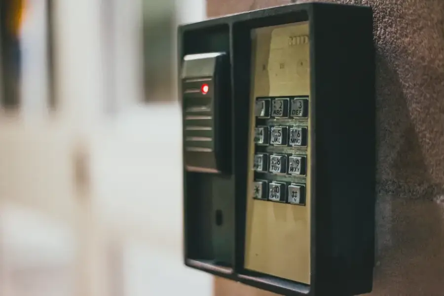 Microsoft propone controles deterministas y supervisión continua para agentes de IA en empresas