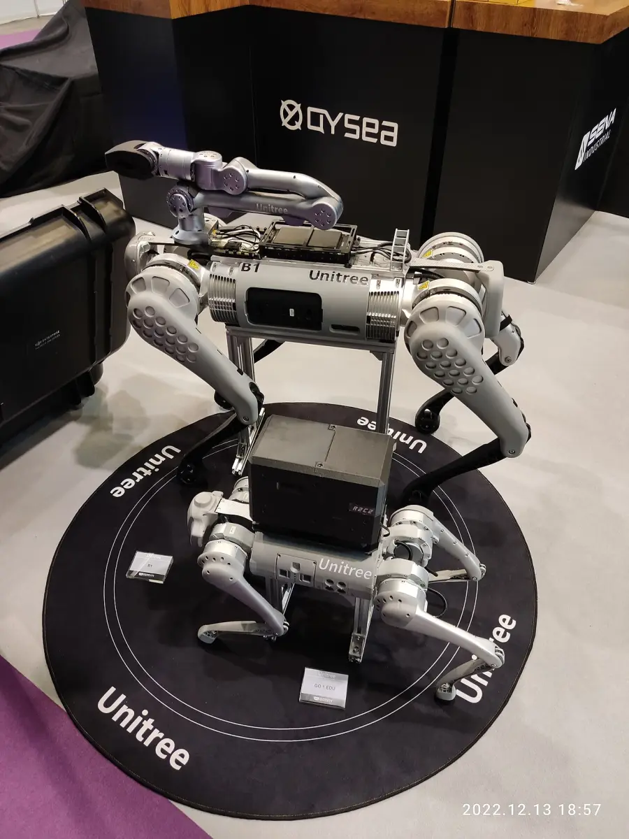 México presenta el perro robot Xólotl para desactivación de explosivos junto a drones militares