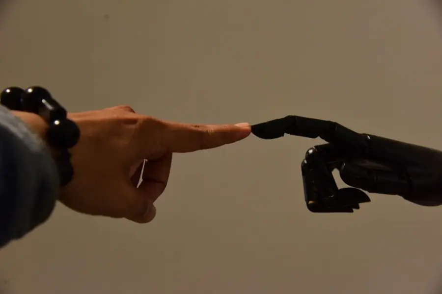 Fotografía de archivo que ilustra: 1X presenta manos humanoides avanzadas para su robot Neo con 25 grados de libertad