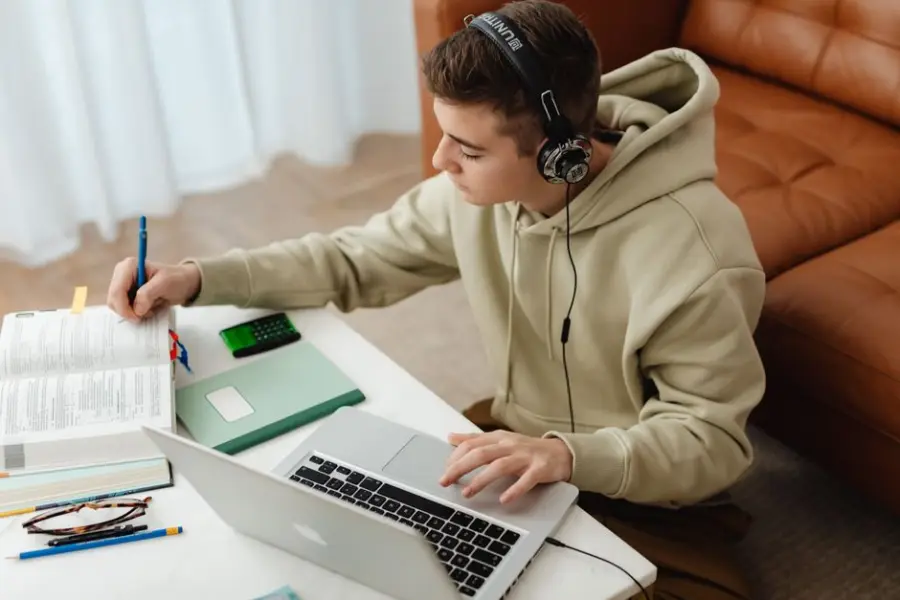 Fotografía de archivo que ilustra: OpenAI lanza ChatGPT for Teens con protecciones reforzadas para adolescentes