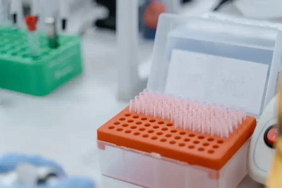 Claude de Anthropic identifica un posible sistema enzimático emparentado con CRISPR en 24 horas