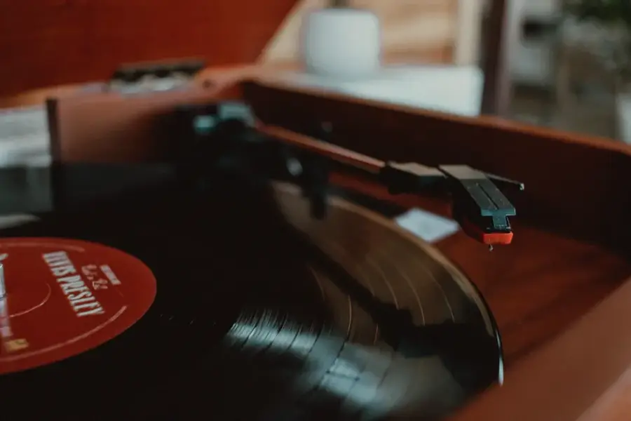 Fotografía de archivo que ilustra: Entidades de los derechos de Elvis Presley demandan a Anthropic por entrenar Claude con sus canciones