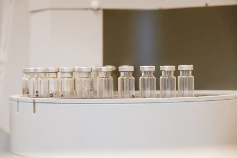 Entrevista aborda riesgo de bioarmas y el papel marginal de la IA frente a la ingeniería genética
