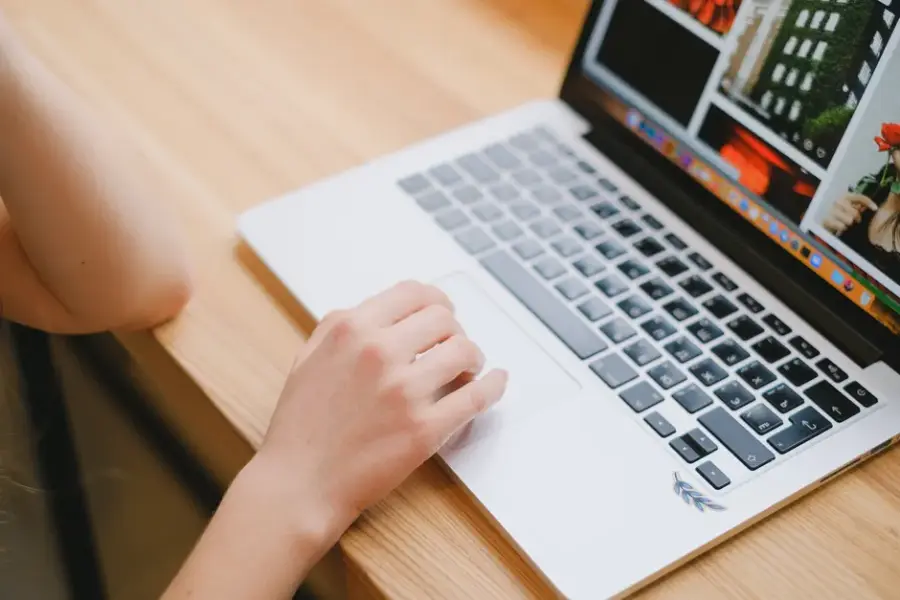 Webs bloquean a los agentes de IA y algunas exigen pagar licencia de datos para permitirles el acceso