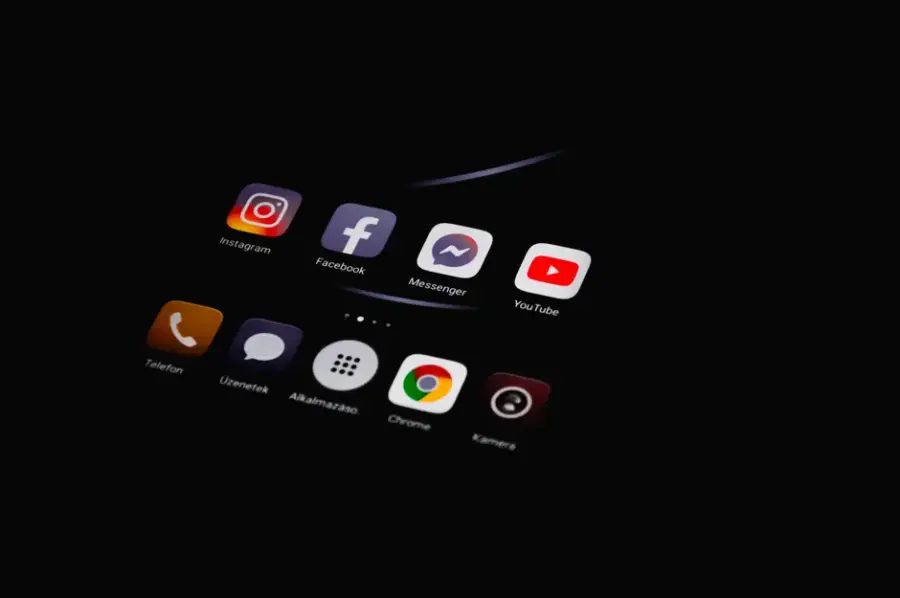 Influencers falsos generados con IA y cuentas robadas se usan para estafas de phishing y fraude