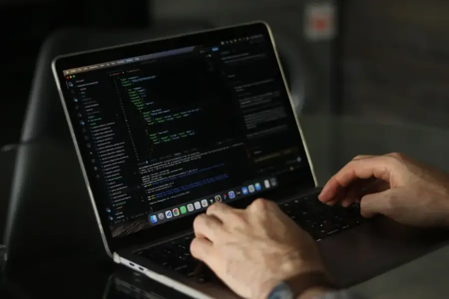 Fotografía de archivo que ilustra: Un solo hacker usó agentes de IA para intentar infiltrarse en más de 1.200 sitios web de empresas