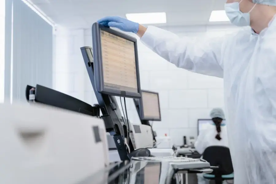 Investigadores presentan LLMs especializados y benchmarks para investigación sobre el envejecimiento
